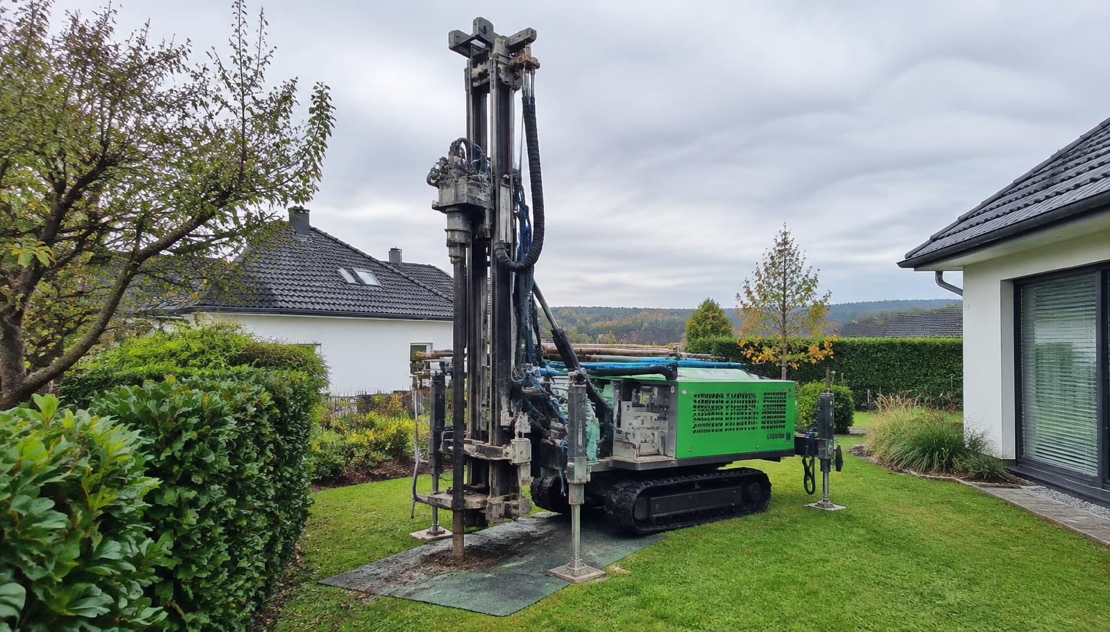 Bohrgerät für Erdsonden in einem Garten
